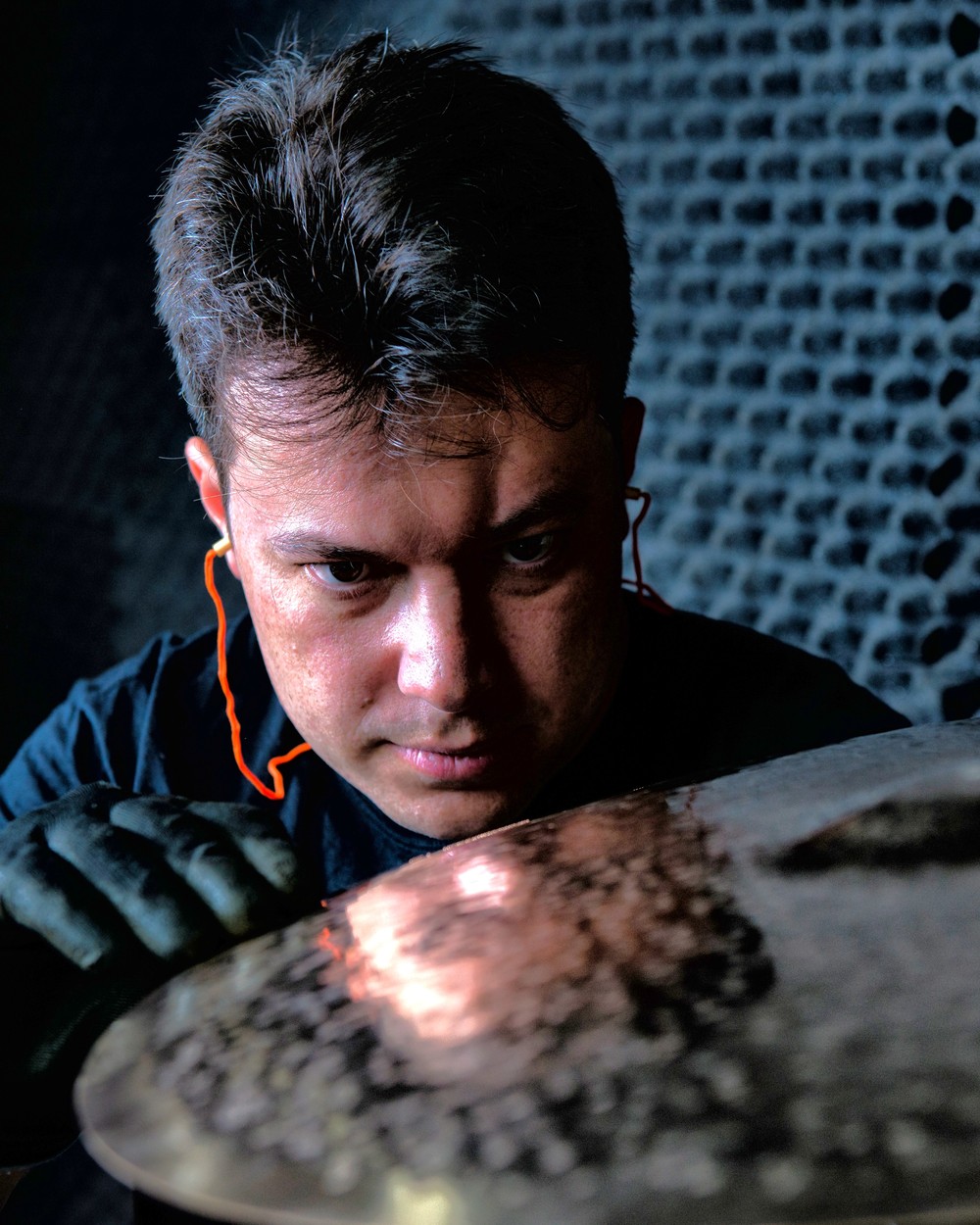 Retrato de Bruno Schell, luthier de pratos de bateria