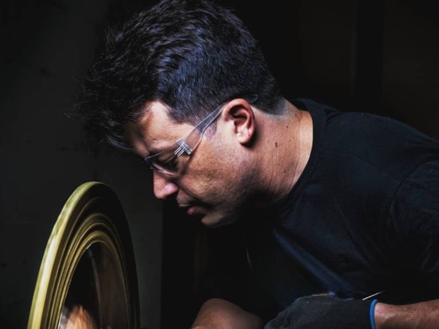 Bruno Schell reformando um prato de bateria